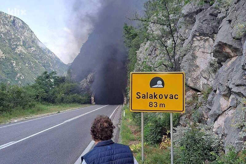 JEDNA OSOBA POGINULA: U tunelu na putu Jablanica - Mostar zapalio se kamion